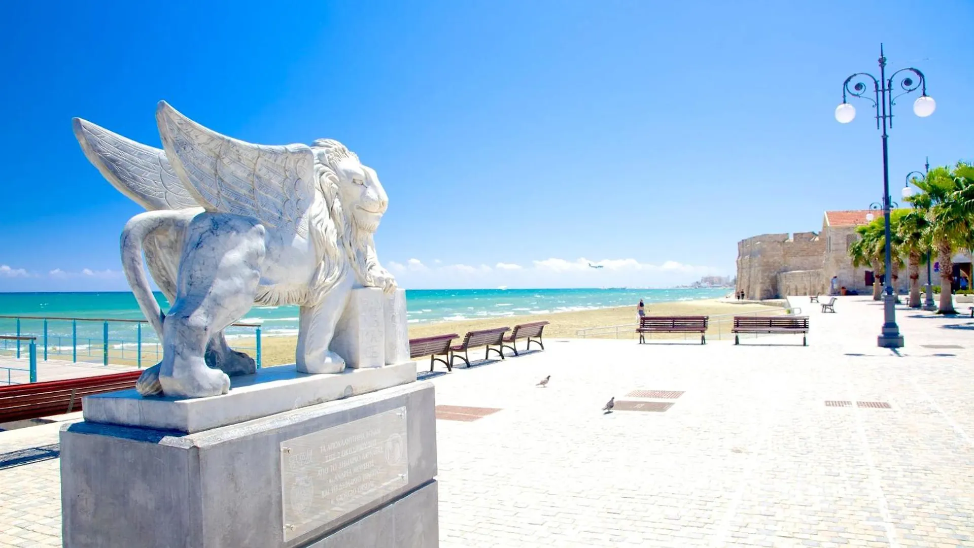 Modern Larnaca Beach Apartment Chipre