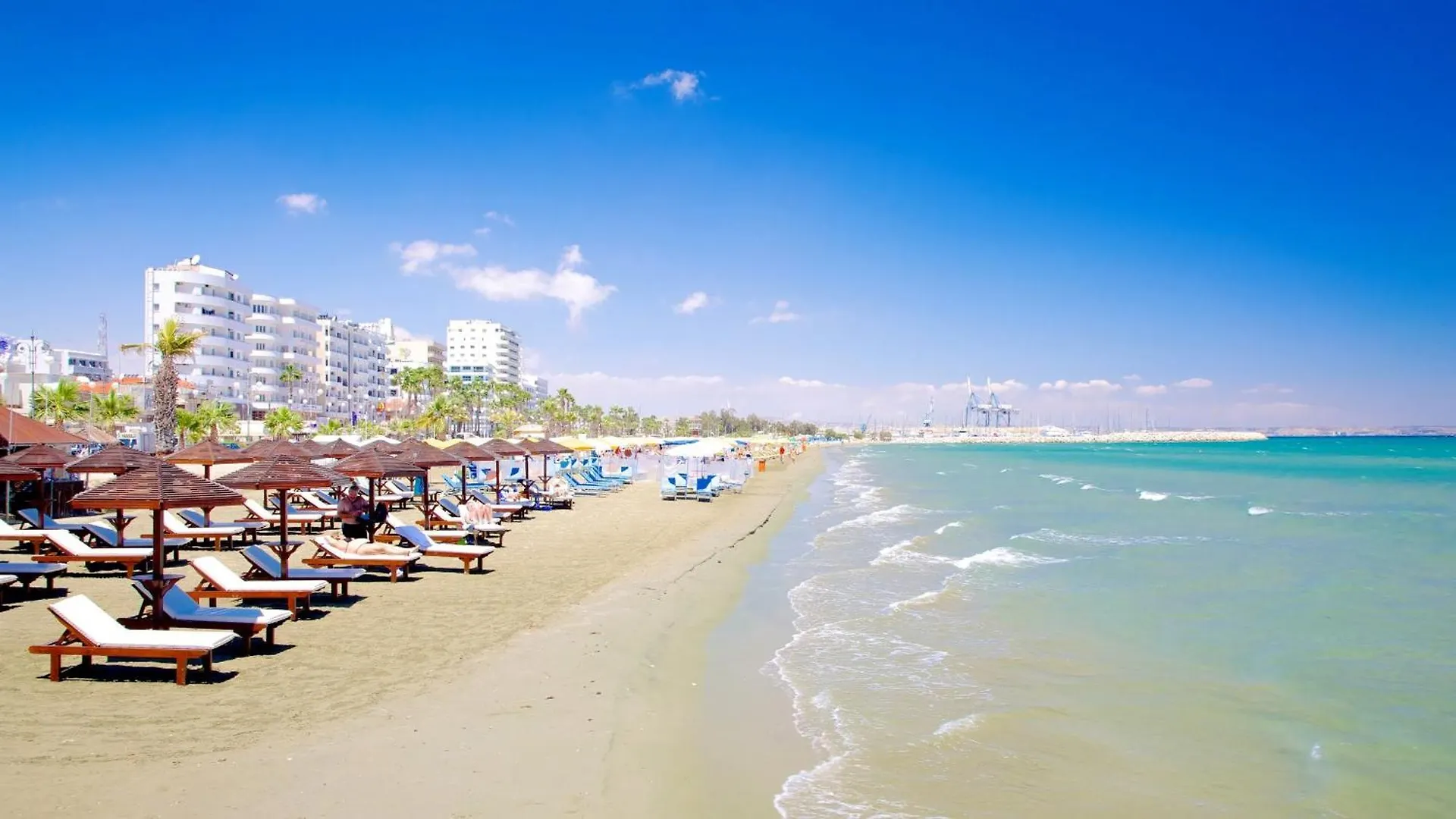 Modern Larnaca Beach Apartment Chipre
